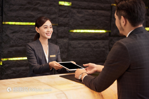 商務(wù)男性酒店服務(wù)臺辦理入住